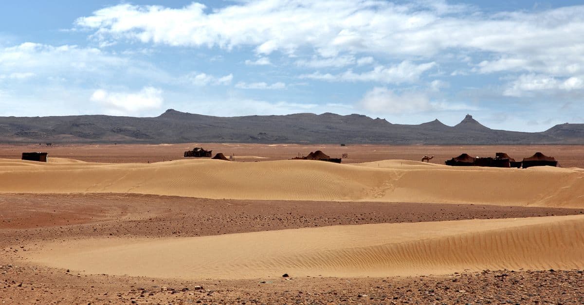 Dunas y montañas del desierto en M'Hamid El Ghizlane, origen del chergui que altera el tiempo en Marrakech