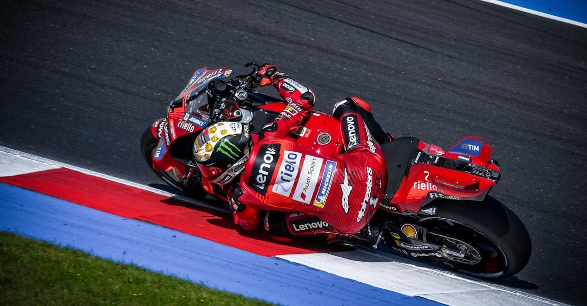 Carrera de MotoGP 2026 en el Circuito Mundial de Misano, Italia, en plena acción a alta velocidad