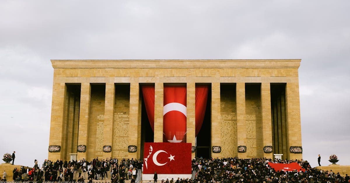 Anıtkabir'de Türk bayraklarıyla toplanan kalabalık, vize muafiyeti olan Türk vatandaşları ve ziyaretçileri simgeliyor