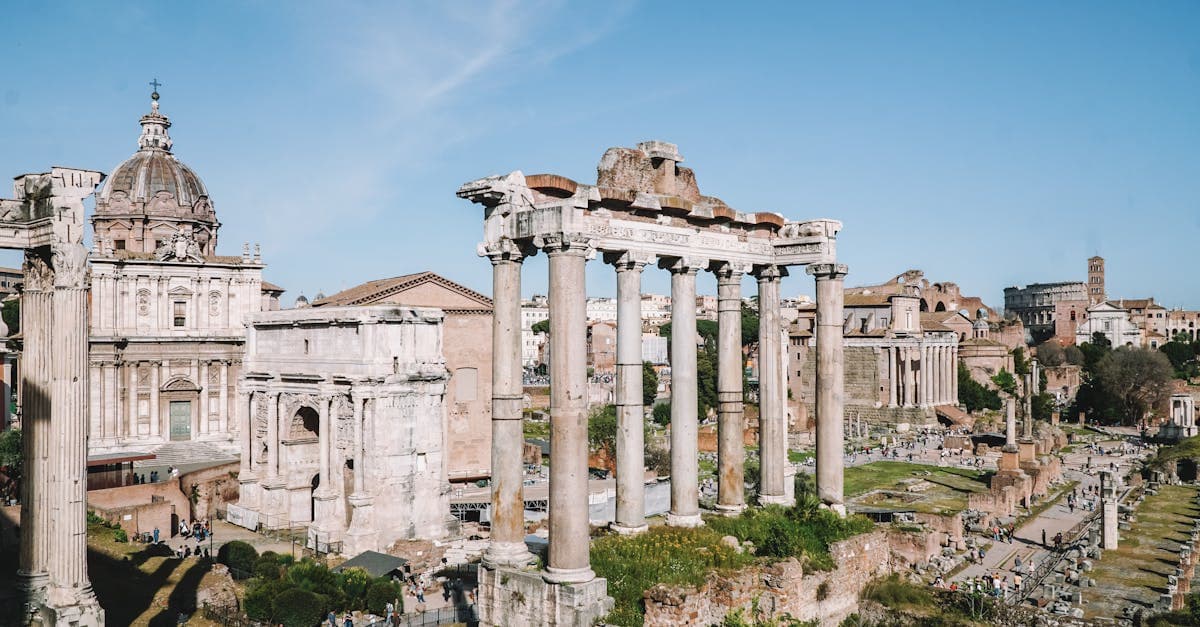 Rzym atrakcje – ruiny Forum Romanum z historycznymi kolumnami w promieniach słońca