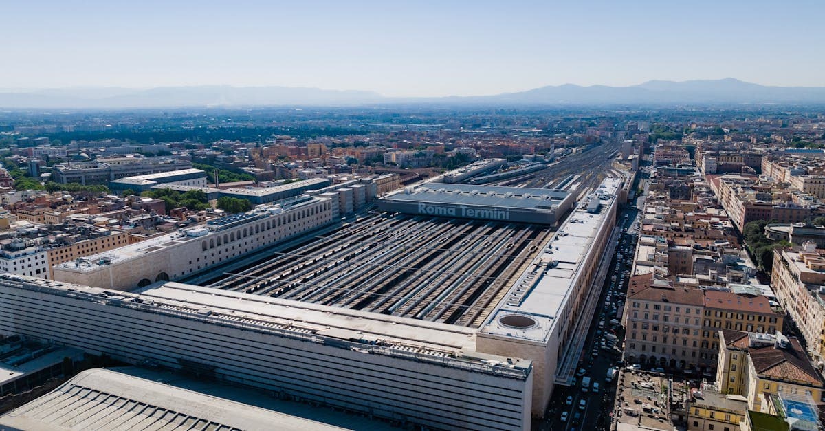 Panoramica dall'alto della stazione Roma Termini, capolinea del Leonardo Express in arrivo da Fiumicino