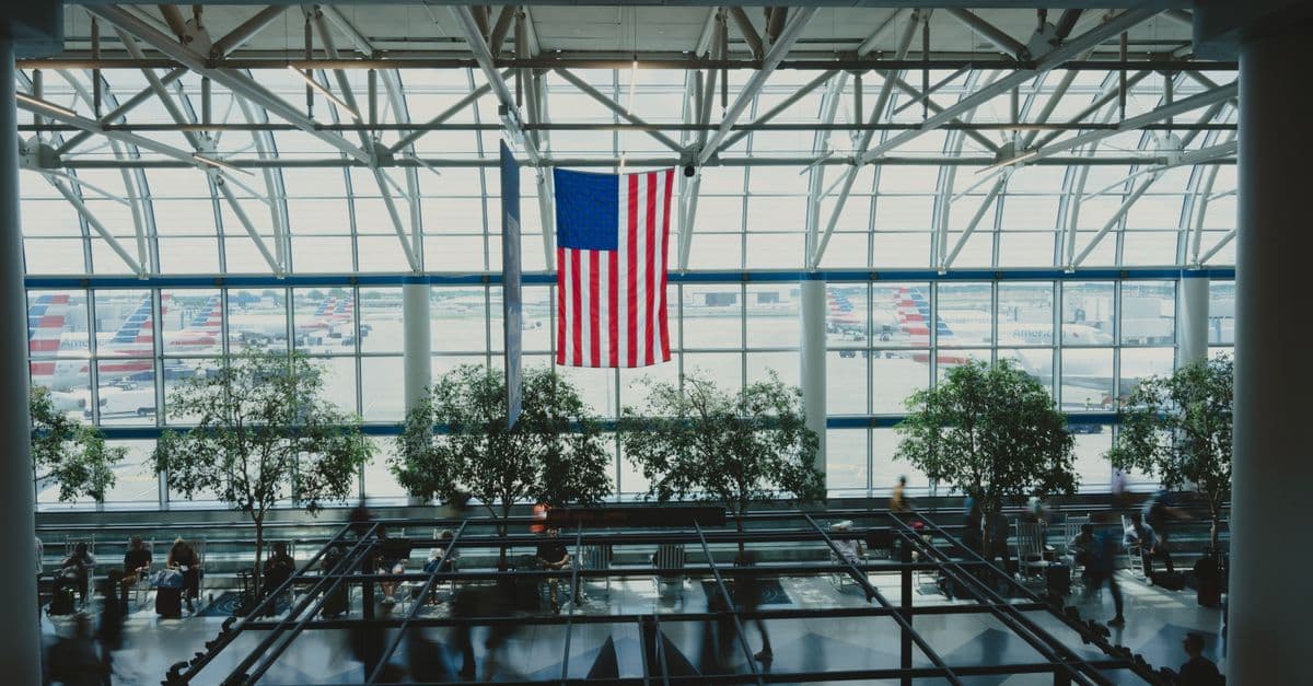 Intérieur lumineux de l'aéroport international YVR avec végétation tropicale et façade vitrée accueillant les voyageurs