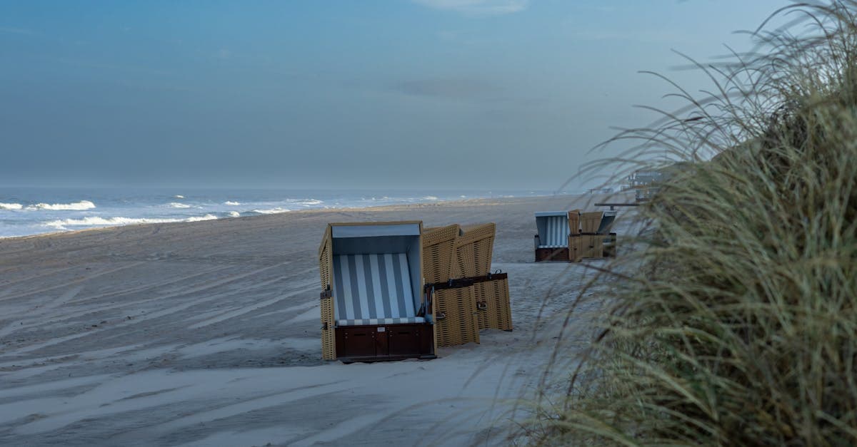 Strandkörbe am Sylter Strand im Morgengrauen – Erholung und Entspannung als Bucket-List-Erlebnis