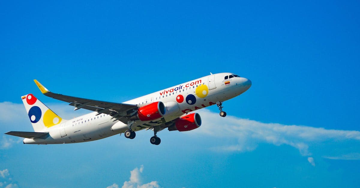 Avión en pleno vuelo sobre cielos colombianos, ilustrando la diferencia entre vuelos a Colombia directos y con escala