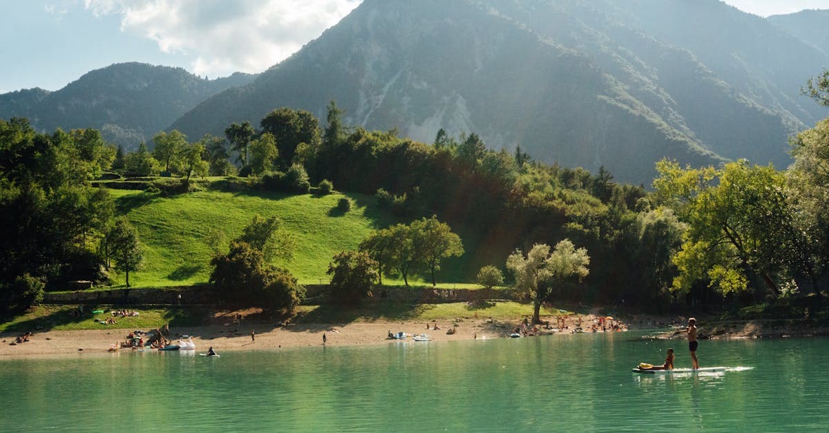 Tramonto sul Lago di Como con traghetto e montagne, guida alle mete economiche europa
Risposta Rapida: mete economiche europa
![Vista panoramica di un lago in Trentino con paddleboard, tra le mete economiche europa da scoprire