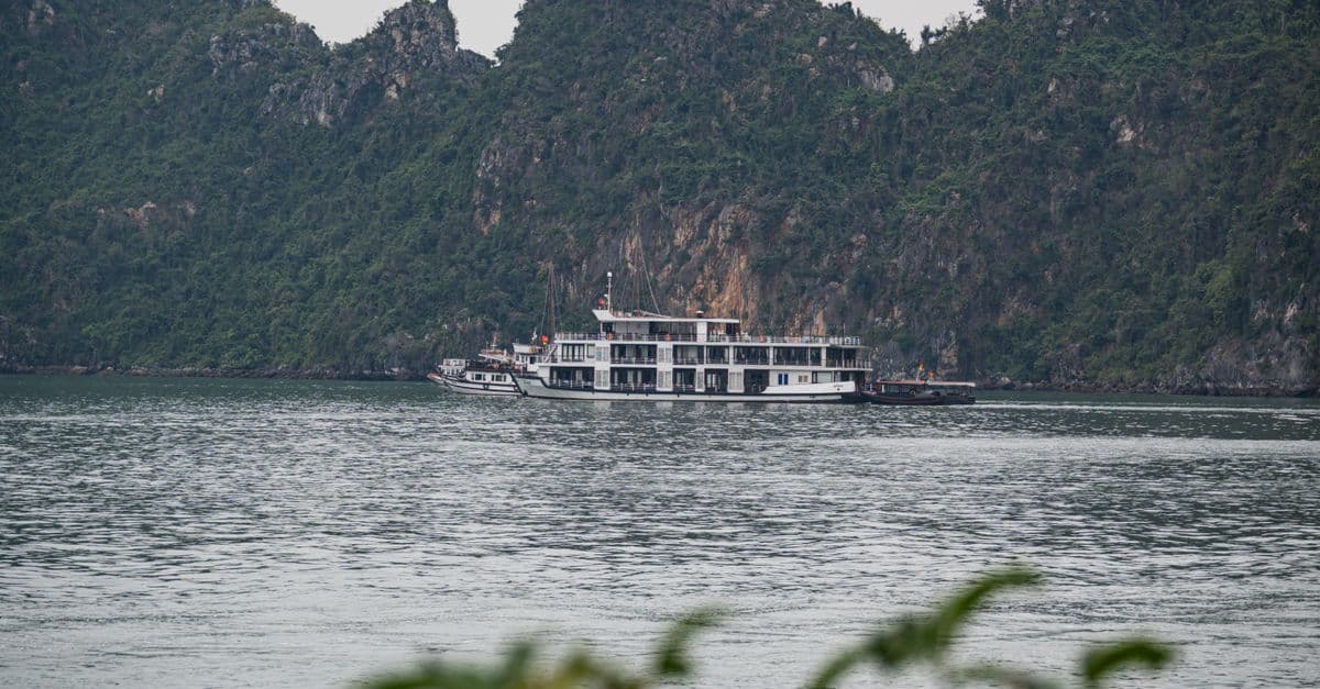 Thuyền du lịch lướt qua vịnh đá vôi hùng vĩ Việt Nam - hành trình khám phá dịp ASIAD 2026