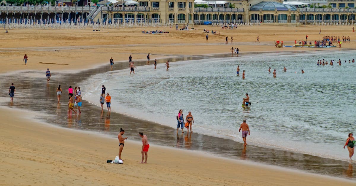 Turistas disfrutando de thai beach street food junto a una playa tropical tailandesa bajo el sol