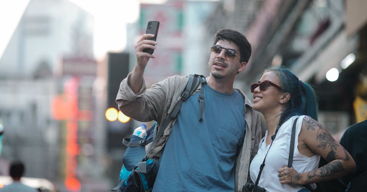 คู่รักถ่ายเซลฟี่บนถนนในเมืองระหว่างเที่ยวญี่ปุ่น พร้อมใช้งาน travel eSIM เพื่อความสะดวกด้านอินเทอร์เน็ต