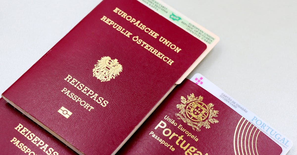 Passaporti austriaco e portoghese accanto a un documento d'identità bulgaro, esempi di documenti ottenibili tramite passaporti on line.