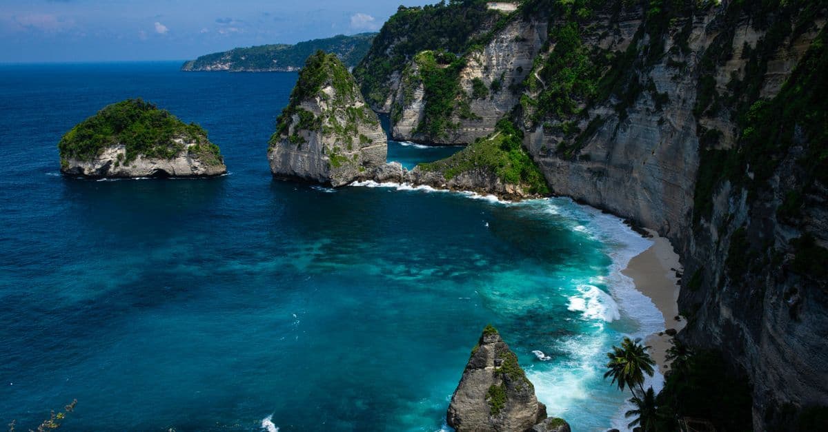 Dramatic cliffs and turquoise waters at Nusa Penida, best explored during the best time to visit Bali