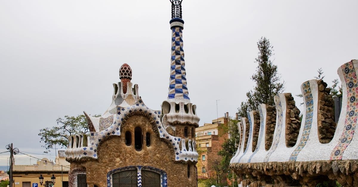 Kolorowe mozaiki i bajkowa architektura Parku Güell autorstwa Gaudiego w Barcelonie