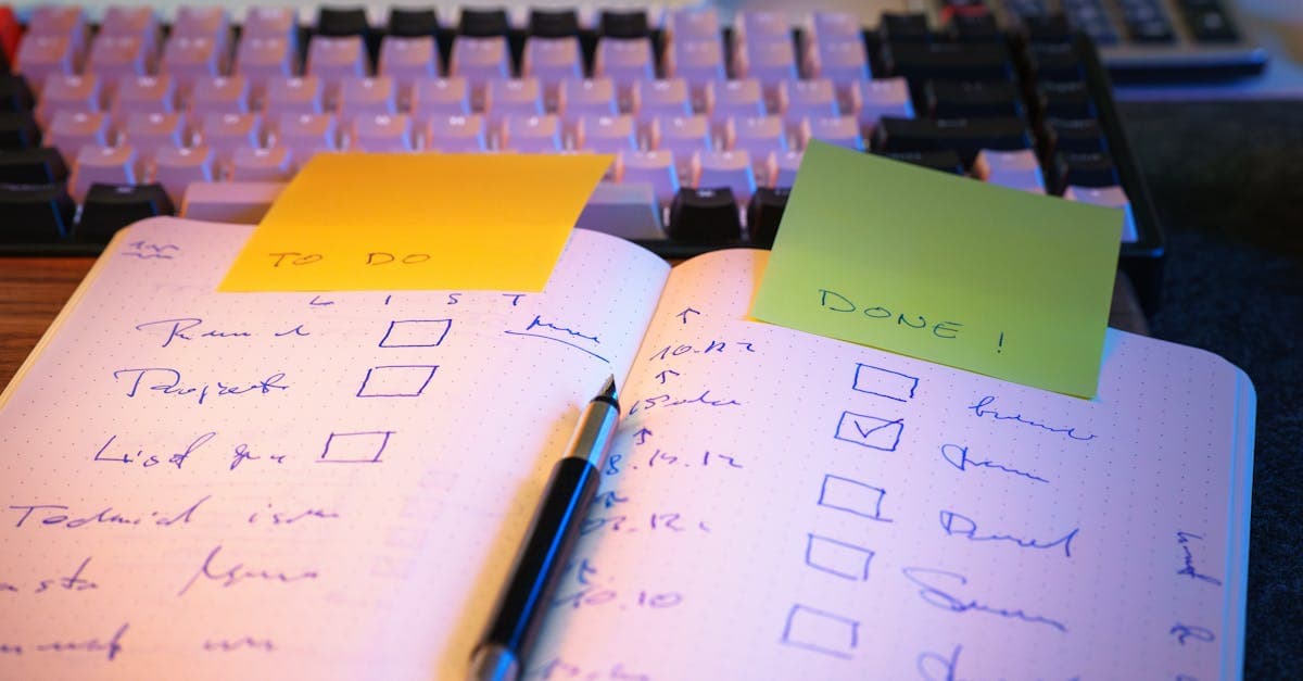 Notizbuch mit To-do-Liste und erledigten Aufgaben auf einem Schreibtisch – Herkunft und Bedeutung der Bucket List