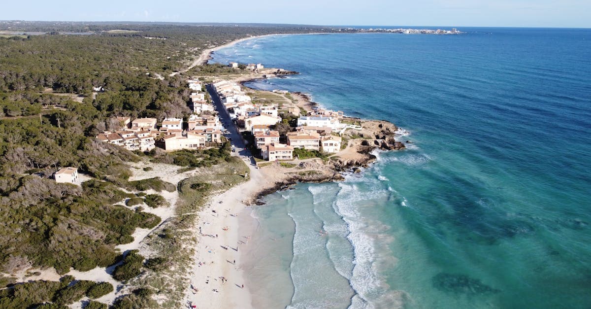 Mallorca väder i oktober: flygfoto över Ses Covetes strand med turkost hav och sandstrand