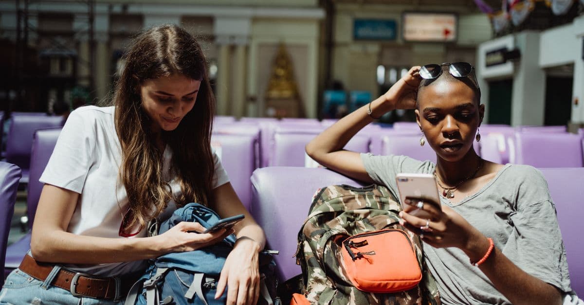 แอปแปลภาษาสำหรับนักเดินทางไทย: เลือกแบบไหนดีในปี 2026 - eSIM travel guide by HelloRoam
