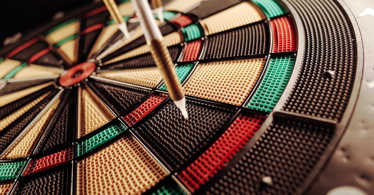 Elektronische Dartscheibe in Nahaufnahme mit farbenfrohen Pfeilen – alle wichtigen Fakten zur Dart WM 2026
