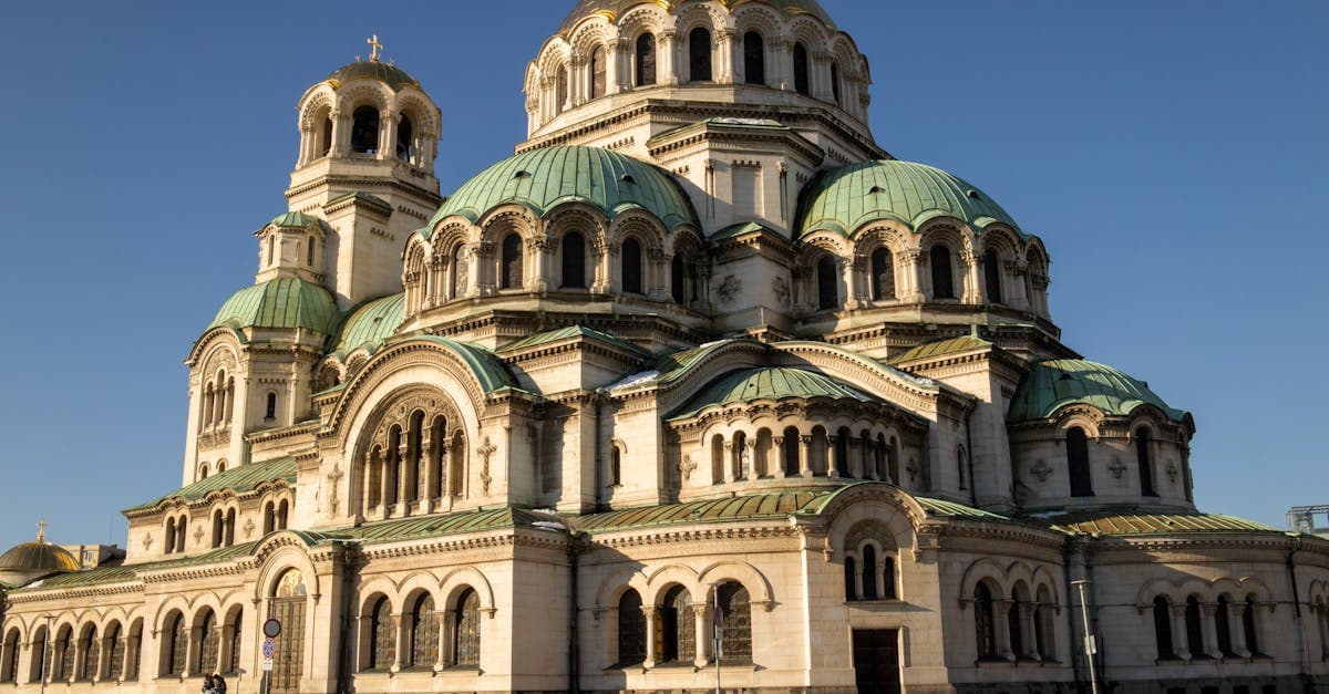 Cattedrale di Alexander Nevsky a Sofia sotto cieli azzurri, destinazione low cost nell'Europa orientale