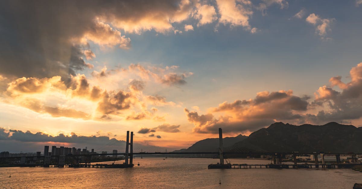 日本人旅行者に人気の東南アジア、海外旅行 安い国への旅を象徴する夕暮れの橋の絶景