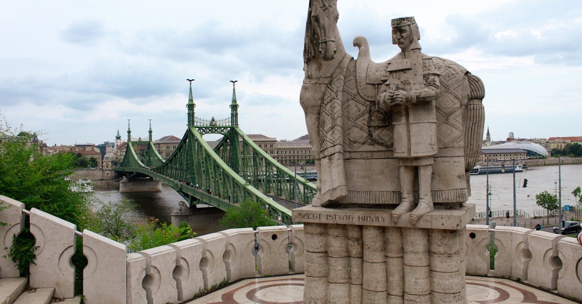 Statue von König Stephan dem Heiligen vor der Freiheitsbrücke – Geschichte und Kosten in Budapest