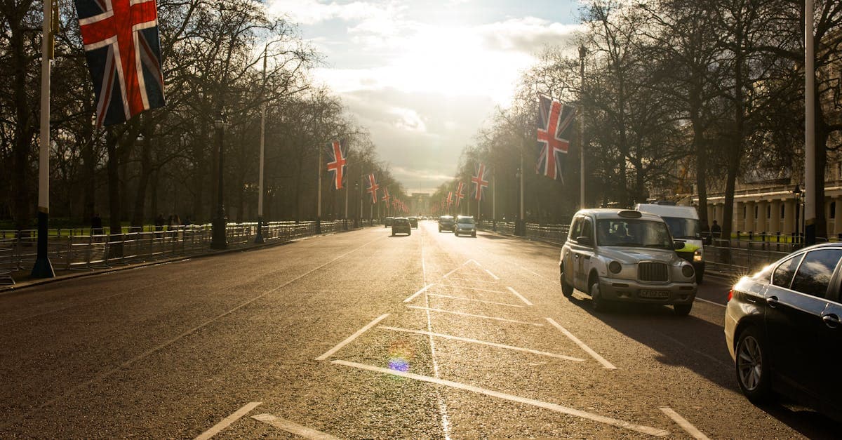Londyńska ulica ozdobiona flagami Union Jack – pogoda w Londynie latem sprzyja zwiedzaniu na świeżym powietrzu.