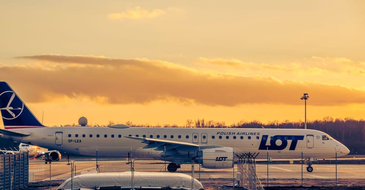 Tanie Loty z Warszawy: Przewodnik po Kierunkach i Cenach 2026 - eSIM travel guide by HelloRoam