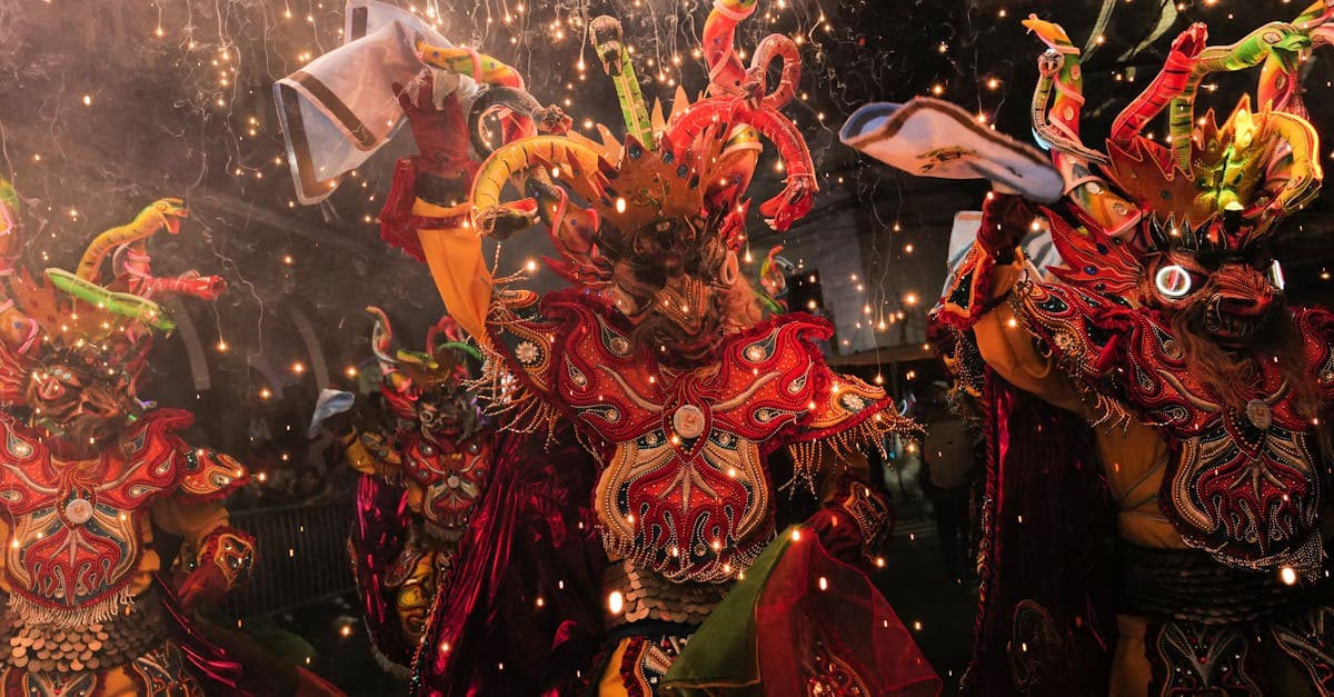 Bailarinas bolivianas con trajes tradicionales y bengalas en la noche, celebrando como en los Premios Lo Nuestro 2026