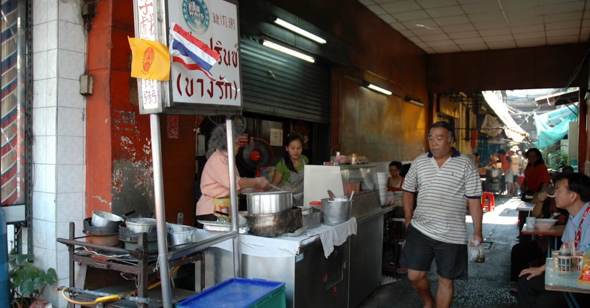 Bangkok alleyway food vendor offering vegetarian options, ideal for Indian visitors exploring local cuisine