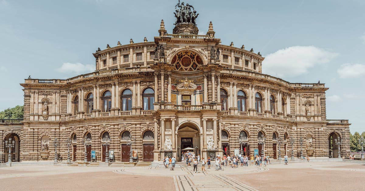 Die Semperoper in Dresden zeigt neoklassizistische Architektur als kulturelles Bucket-List-Ziel in Deutschland