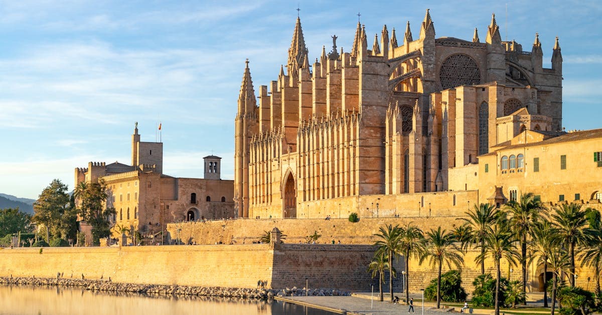 La Seu Kathedrale am Mittelmeer unter strahlend blauem Himmel – Geheimtipps für den Mallorca Urlaub