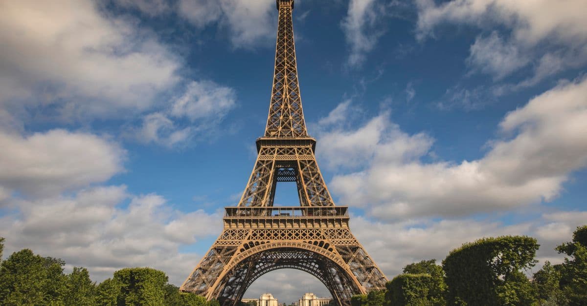 Tháp Eiffel hùng vĩ tại Paris - điểm đến nổi tiếng dành cho người có visa Schengen