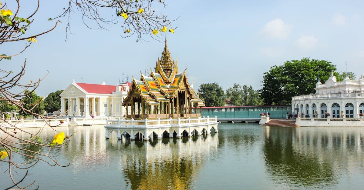 Ban Pa-In Palast spiegelt sich im ruhigen Chao Phraya – Thailands wärmste Monate versprechen Sonne und Hitze
