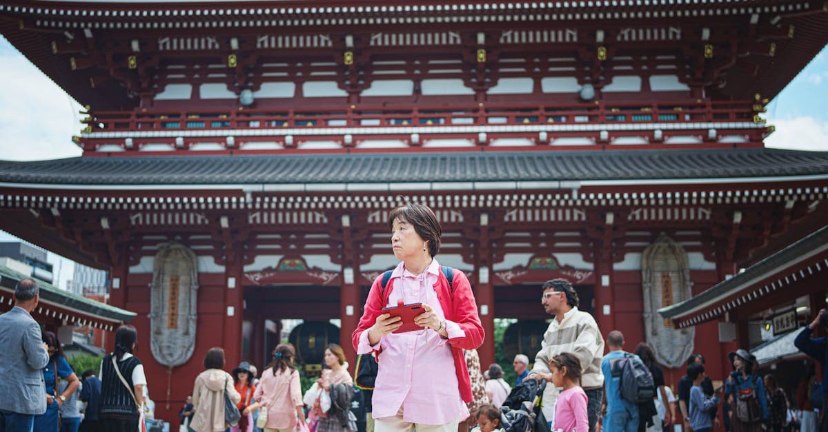 Tłum turystów przy świątyni Senso-ji w Tokio — ranking najlepszych kart eSIM dla Polaków podróżujących do Japonii i Azji