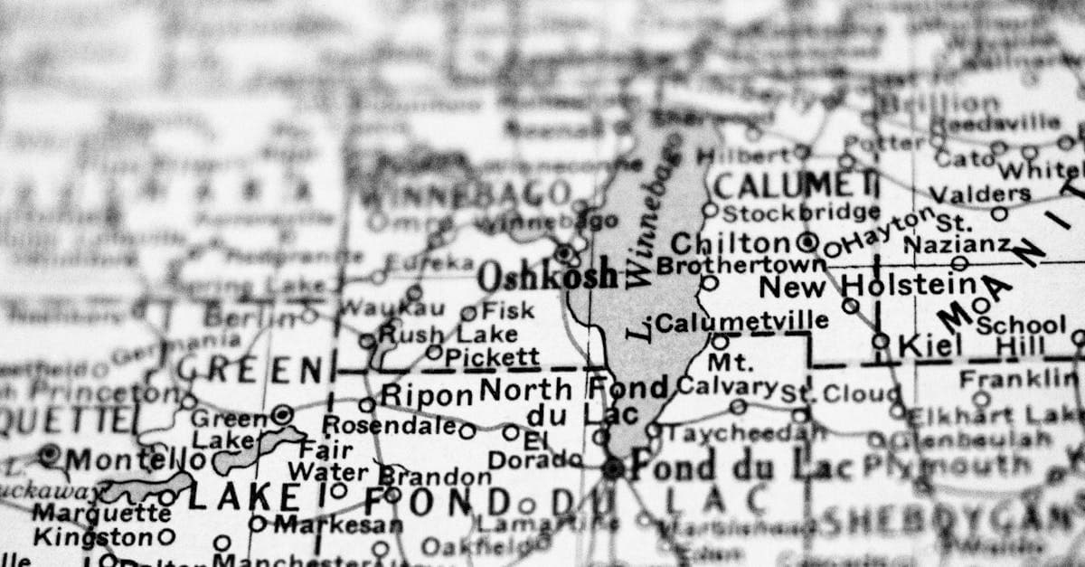 Detailed map highlighting Japan's mobile network coverage zones for Docomo and SoftBank carriers.