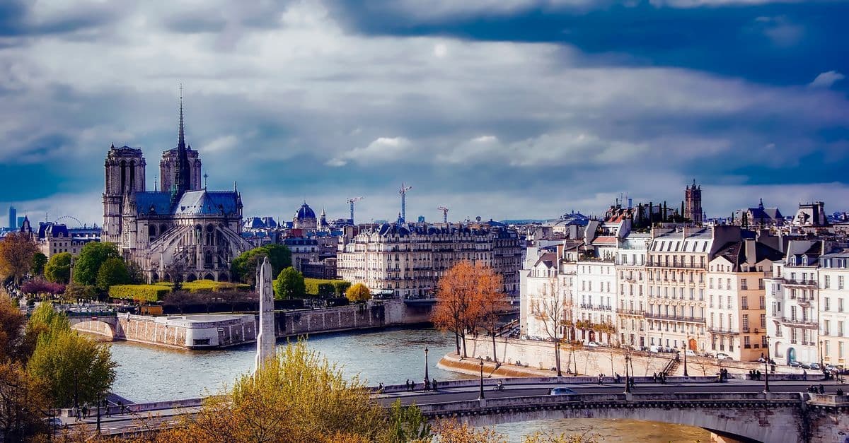 Catedral de Notre Dame y el horizonte de París reflejados en el Sena, escaparate del tiempo en París