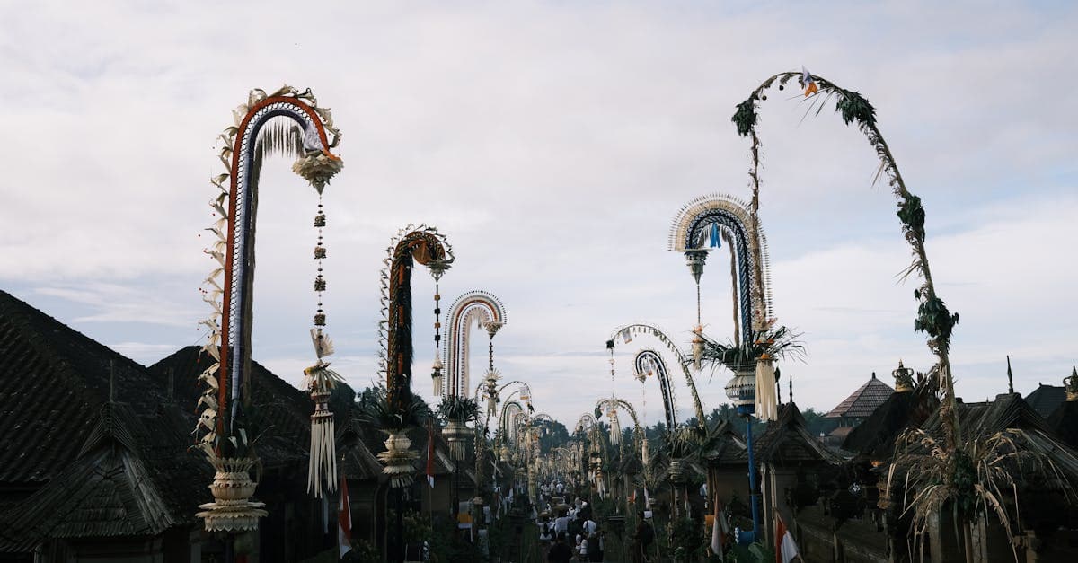 Rue balinaise décorée de penjors lors du festival Galungan, raison de partir à Bali en juillet-août