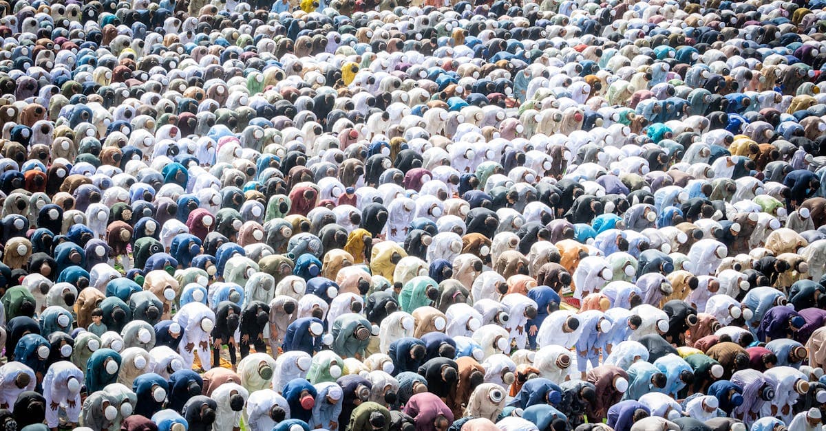 Luftfoto af stor gruppe muslimer i dyb bøn, der viser religiøs enhed ved eid 2026