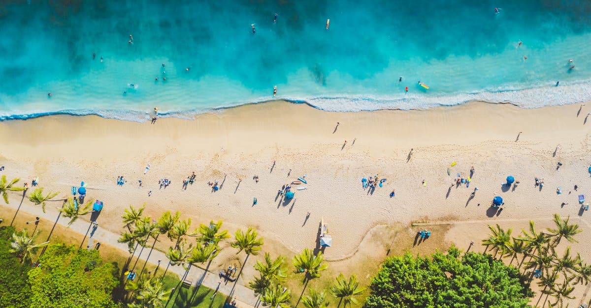 ハワイ天気の基本的な特徴を示す、青い空と澄んだ海が映される航空ビュー。