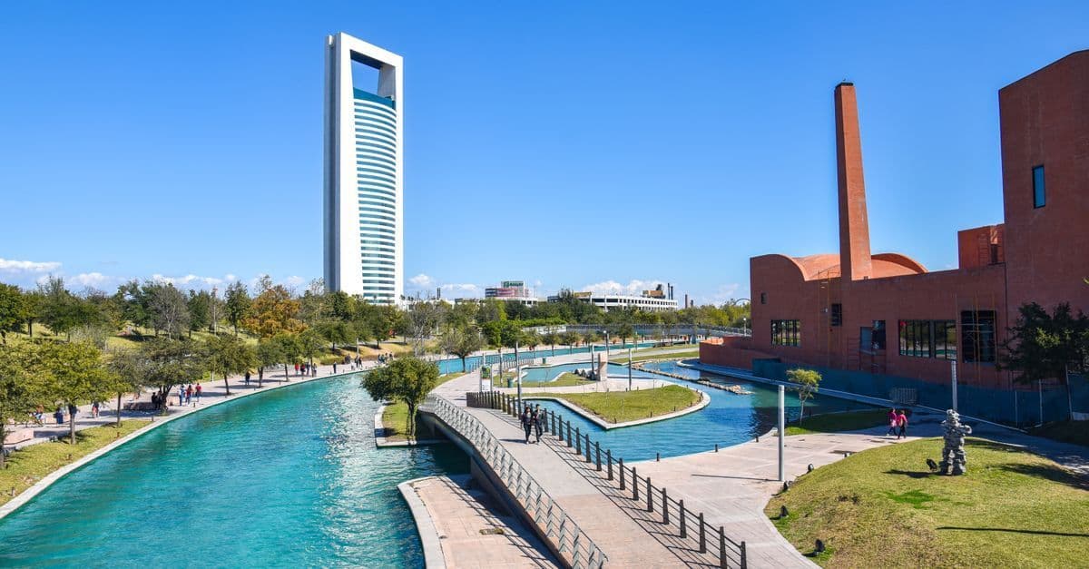 Vista panorámica del Parque Fundidora en Monterrey, ideal para disfrutar con el clima en monterrey durante el día.