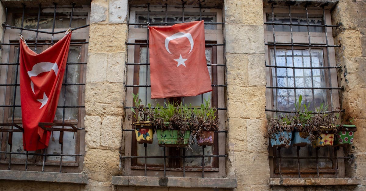 Fenster in Gaziantep mit türkischen Fahnen und Blumentöpfen – Einreisedokumente für den Türkei Urlaub 2026 vorbereiten.