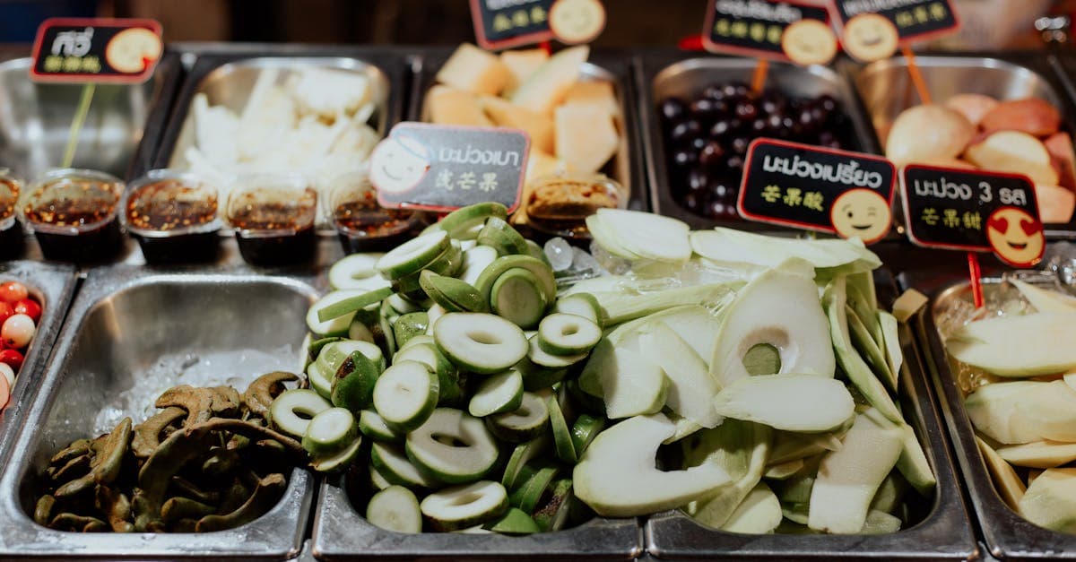 ผักและผลไม้สดหลากสีสันที่แผงตลาดเอเชีย อาหารริมทางกรุงเทพฯ ราคาไม่แพงและหลากหลายเมนูในปี 2569