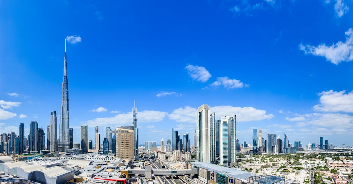 Il Burj Khalifa sotto un cielo azzurro intenso nel mese più caldo dell'anno a Dubai