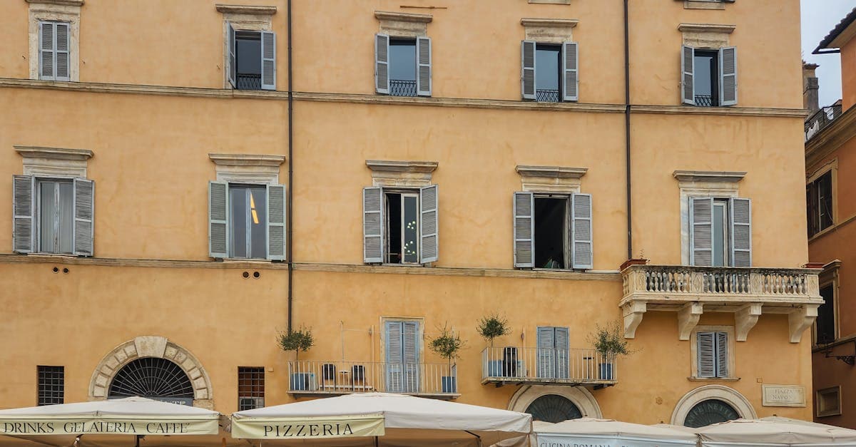 Terraza animada en la Piazza Navona de Roma con arquitectura italiana vibrante, uno de los enclaves de restaurantes en Roma imperdibles.