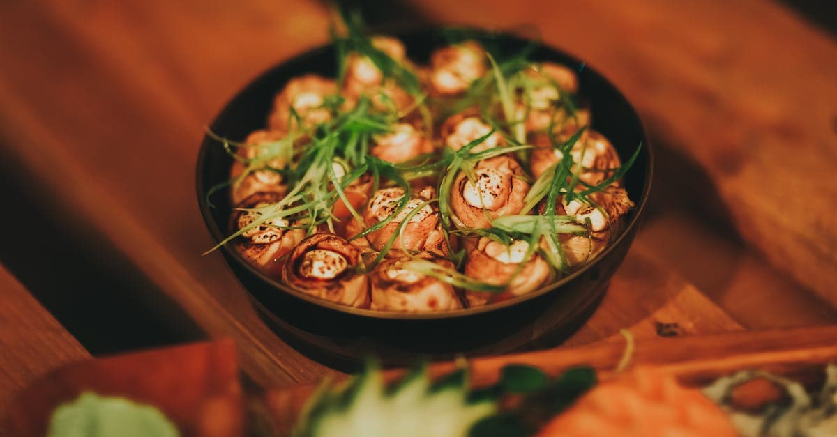 Tigela de cogumelos grelhados com ervas aromáticas, apresentação rústica sobre mesa de madeira
