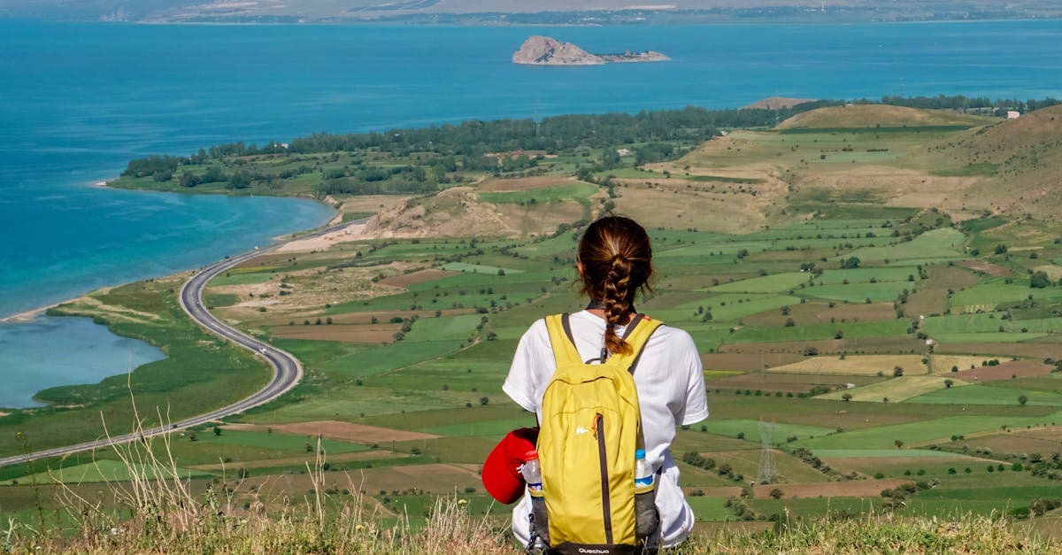 Solo seyahat rehberi: Yurt dışına çıkmadan önce bilmen gereken her şey (2026) - eSIM and international travel guide by HelloRoam
