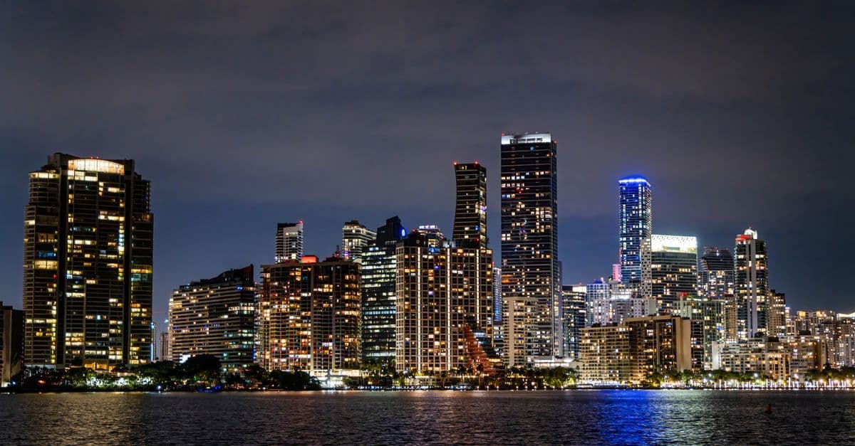 Skyline iluminado de Miami à noite refletindo a vida urbana vibrante e moderna da cidade.