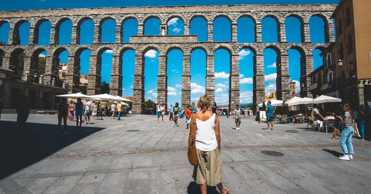 Acueducto romano de Segovia, Patrimonio de la UNESCO, una parada imperdible en tu tour por Europa.