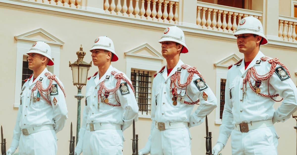 Uniformierte Wachen vor klassischem Gebäude als Vergleich der Militärstärke im Krieg USA Iran
