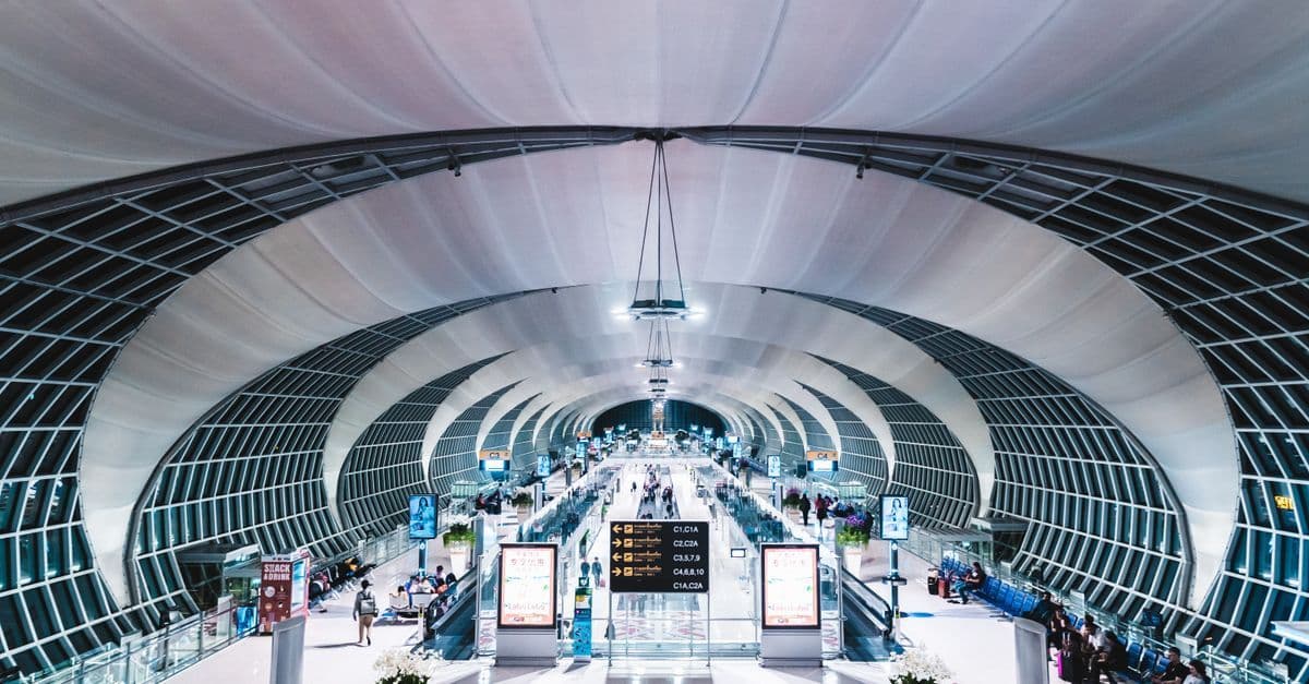 Suvarnabhumi flygplats eleganta terminal i Bangkok, navet för anslutningar och uppkoppling för resenärer.