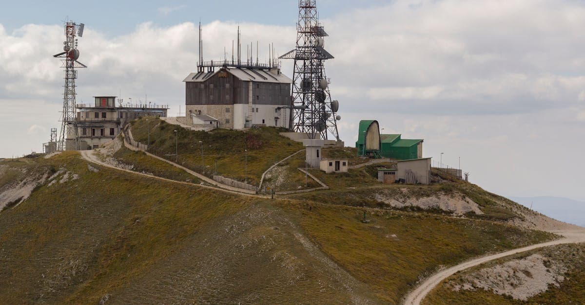 Abgelegener Hügel mit Kommunikationstürmen für Satelliten- und Antennenempfang von ORF digital in Österreich