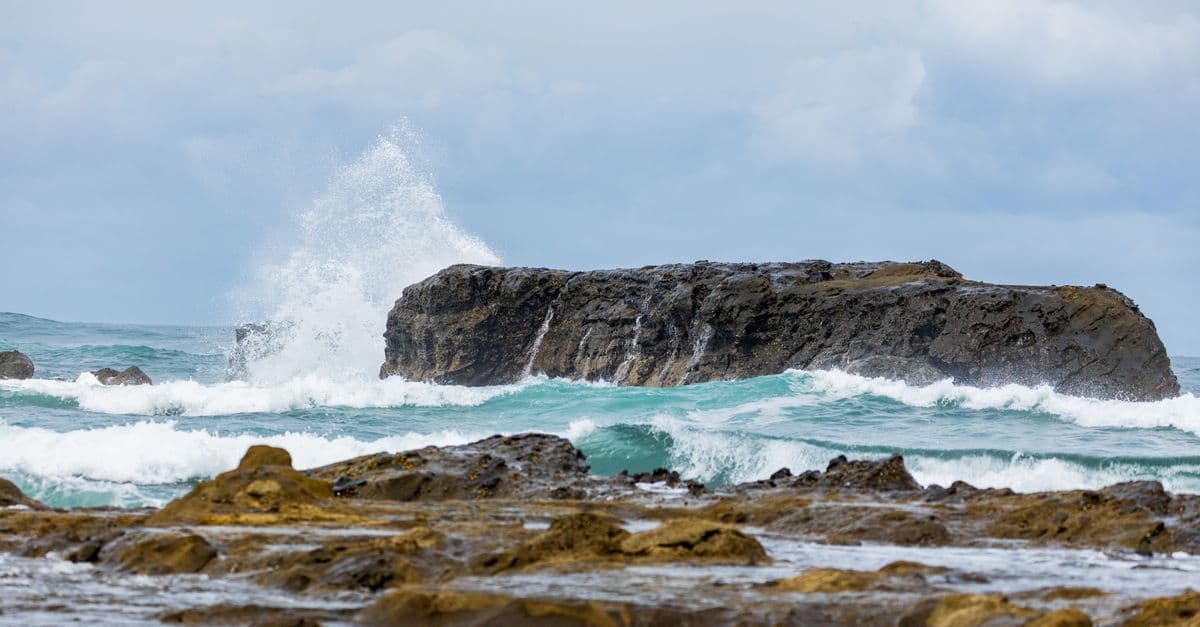 Kräftige Wellen brechen an einem Felsenriff vor der Küste von Barbados.