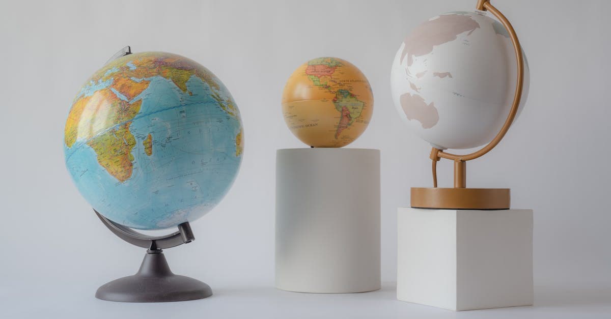 โลกทั้งสามใบบนแท่นโชว์ สื่อถึงการเปรียบเทียบซิมต่างประเทศ eSIM และแพ็กเกจโรมมิ่งสำหรับนักเดินทาง